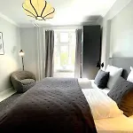 2 Bedroom In Trendy Area Apartment *