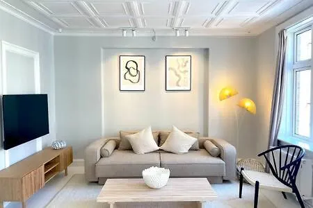 2 Bedroom In Trendy Area *
