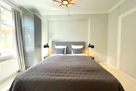 2 Bedroom In Trendy Area 아파트