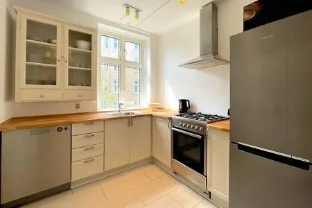 2 Bedroom In Trendy Area *