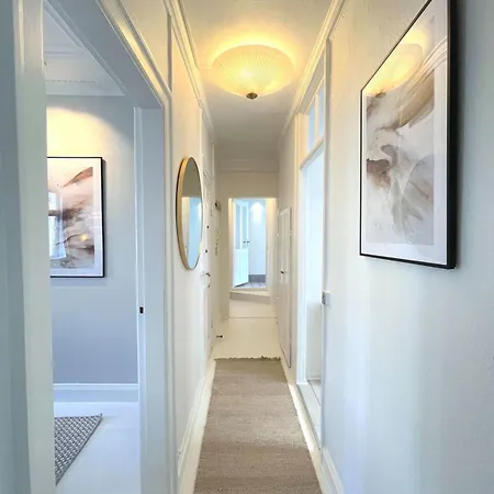 2 Bedroom In Trendy Area Apartment