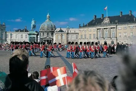 2 Bedroom In Trendy Area Apartment *