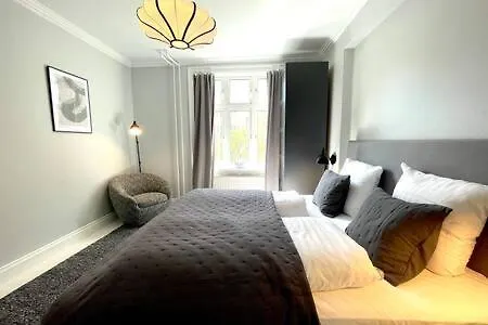 2 Bedroom In Trendy Area Apartment *