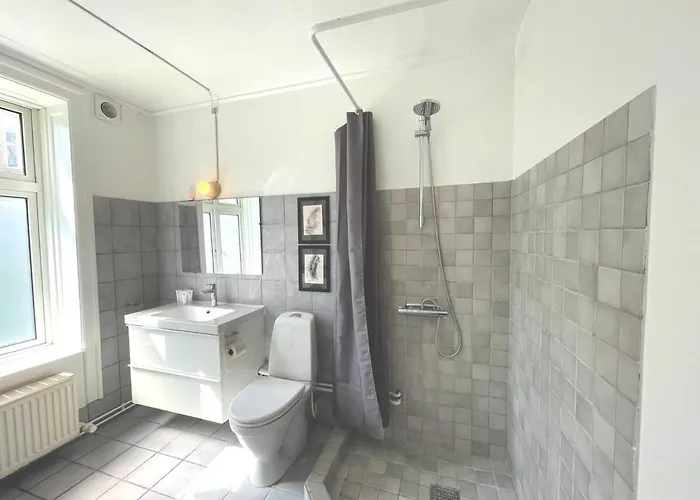 2 Bedroom In Trendy Area Apartment *