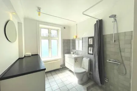 2 Bedroom In Trendy Area Apartment *